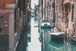 挑战艰难，球队在重要比赛中不畏强手取胜！